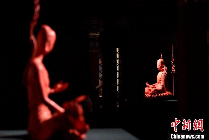 圖為展覽中圍繞西藏歷史與傳統(tǒng)創(chuàng)作的雕塑作品?！±盍?攝