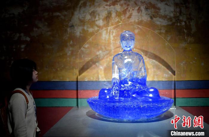 圖為觀眾正在欣賞展覽中的雕塑作品。　李林 攝
