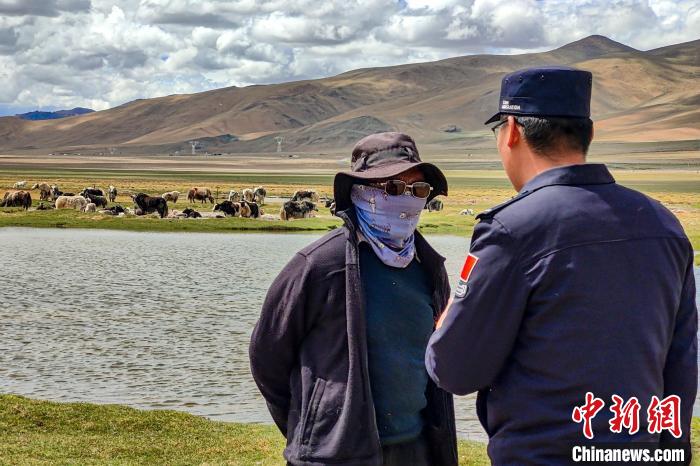 資料圖為民警何宗源在公珠湖了解牧民情況。　龍小鳳 攝