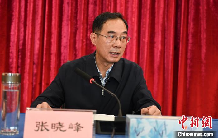 圖為西藏自治區(qū)黨委宣傳部副部長、西藏廣播電視臺(tái)黨組書記張曉峰致辭。　趙朗 攝