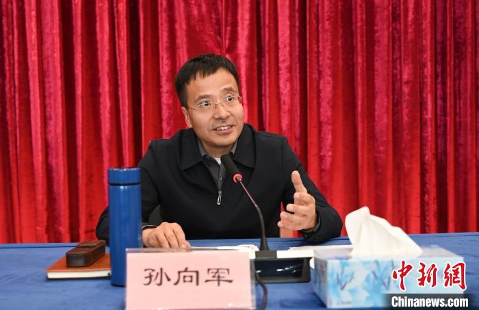 圖為西藏自治區(qū)黨委宣傳部副部長、自治區(qū)社科院黨組書記孫向軍主持活動(dòng)?！≮w朗 攝