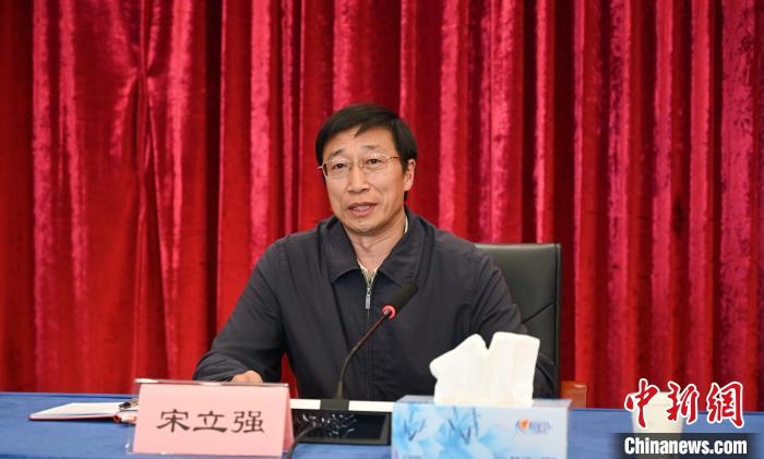 圖為西藏自治區(qū)黨委組織部副部長、第十批援藏干部人才總領(lǐng)隊(duì)宋立強(qiáng)致辭。