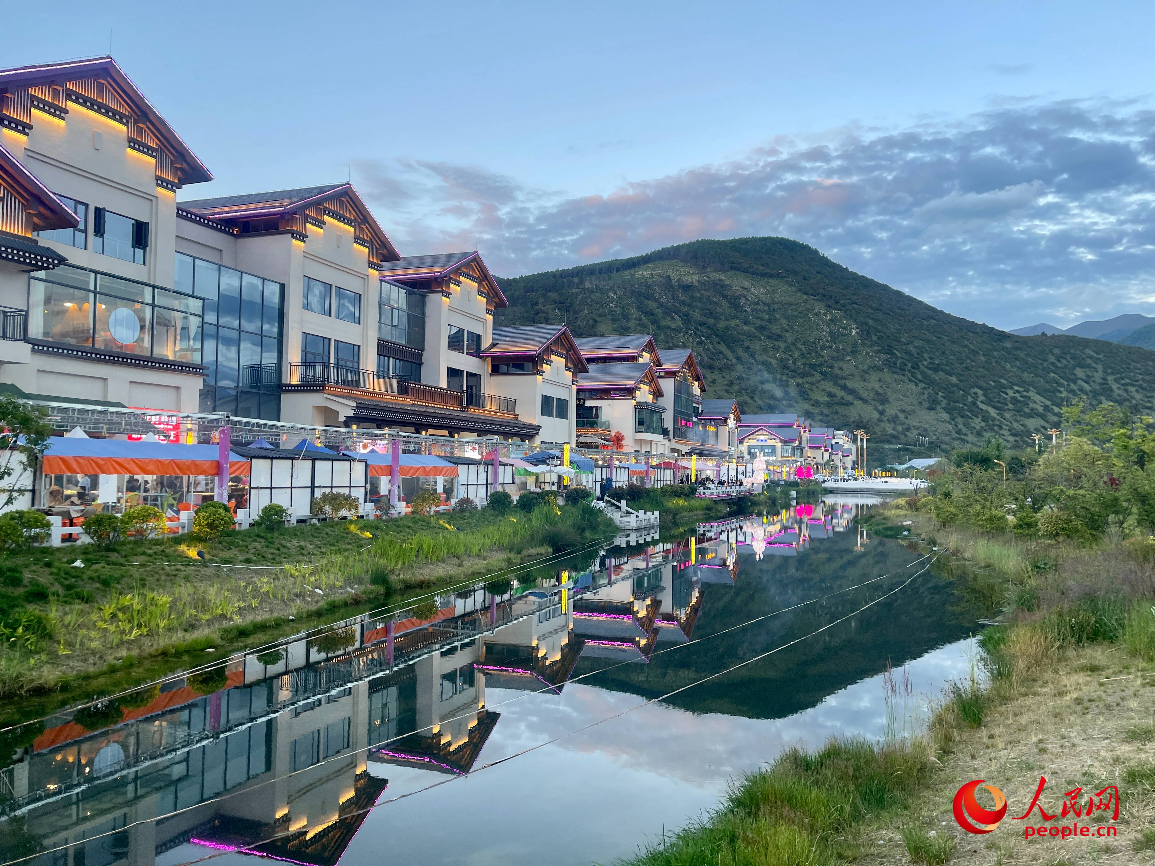 工布公園的一角，風(fēng)景秀麗。人民網(wǎng) 周靜圓攝