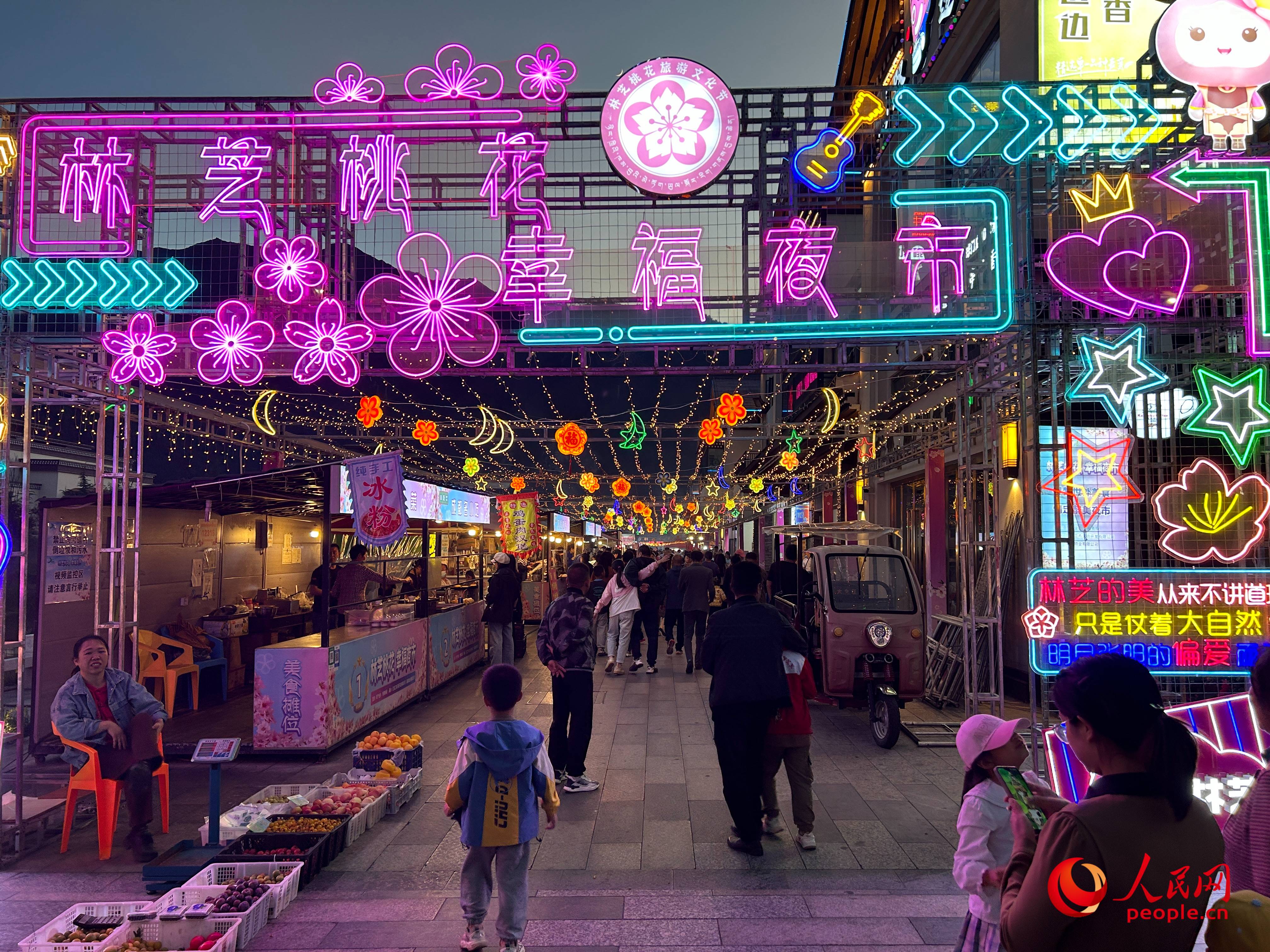 工布公園里的夜市，人來(lái)人往。人民網(wǎng) 周靜圓攝