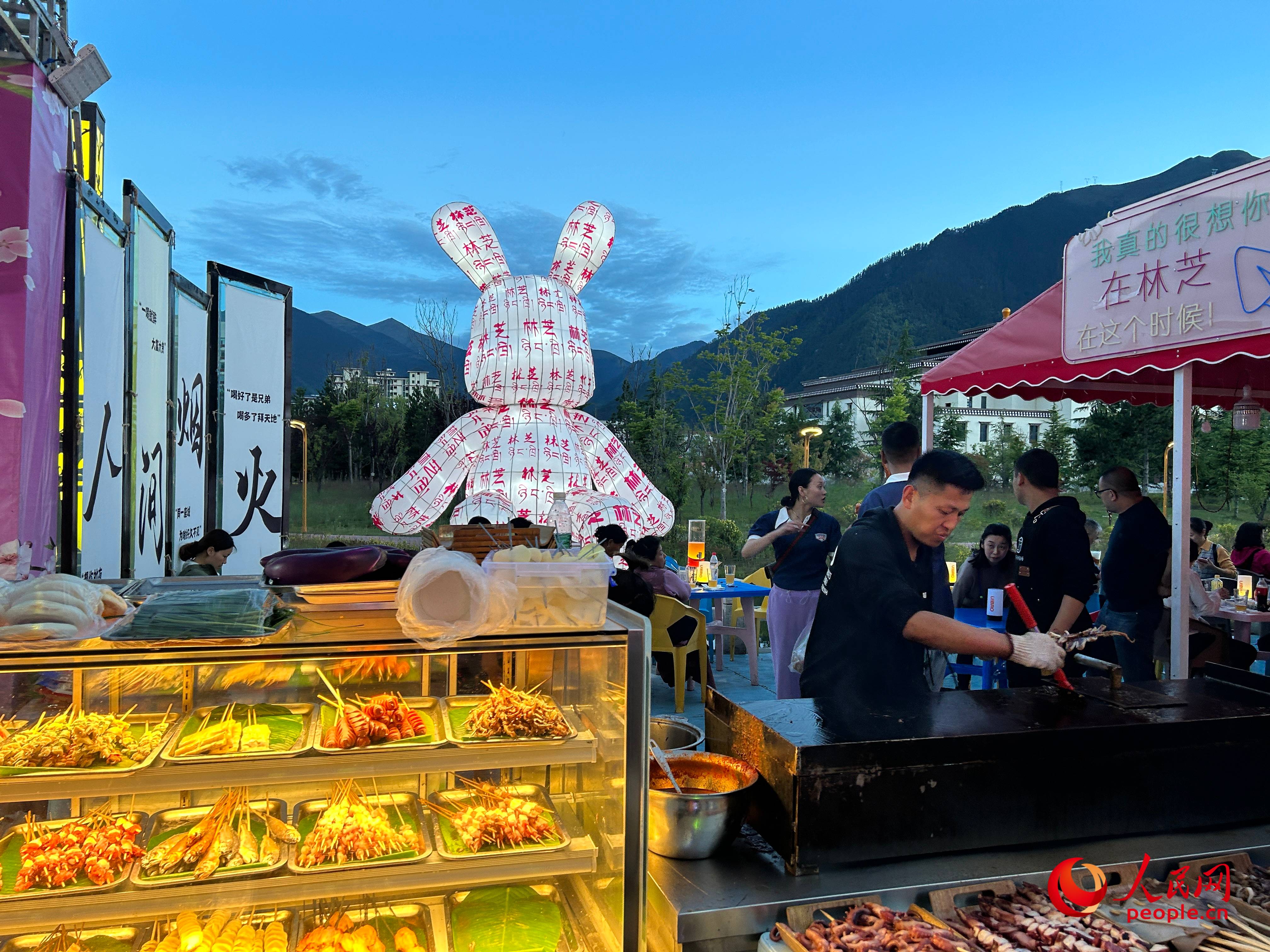 工布公園里的夜市，滿滿“煙火氣”。人民網(wǎng) 周靜圓攝