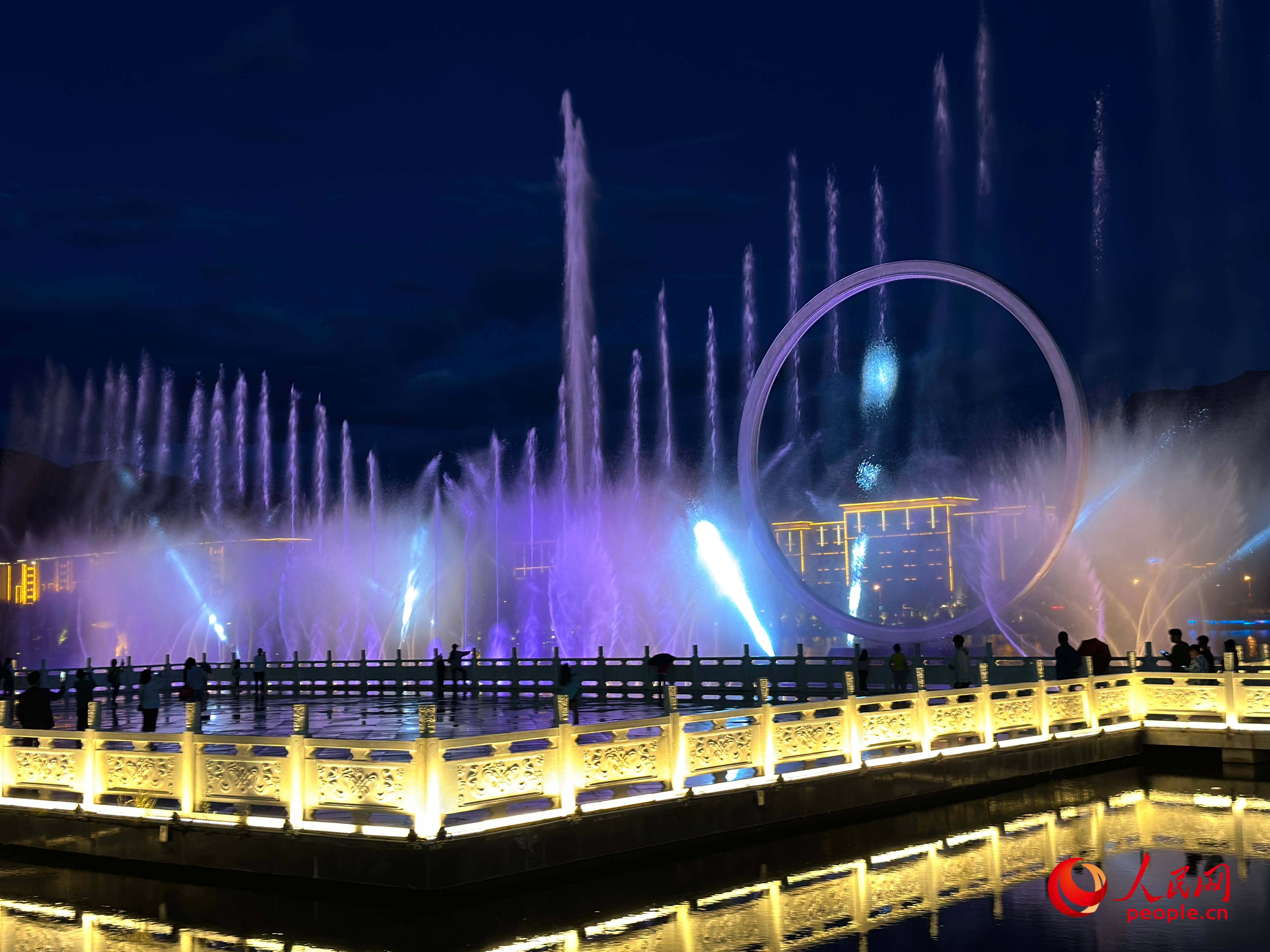工布公園的音樂(lè)水秀噴泉，吸引市民和游客前來(lái)拍照打卡。人民網(wǎng) 周靜圓攝