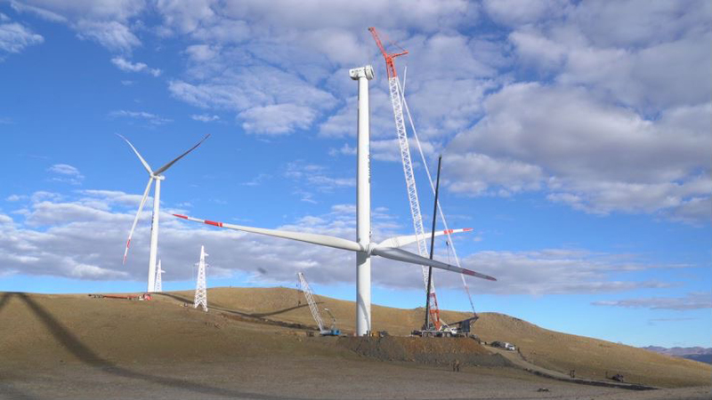 西藏措美哲古風(fēng)電場首批3.6兆瓦風(fēng)電機組吊裝。受訪者供圖