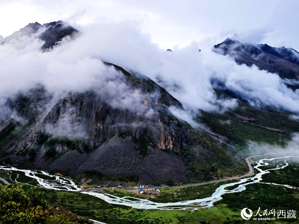 河流蜿蜒于青山間。人民網(wǎng) 李海霞攝