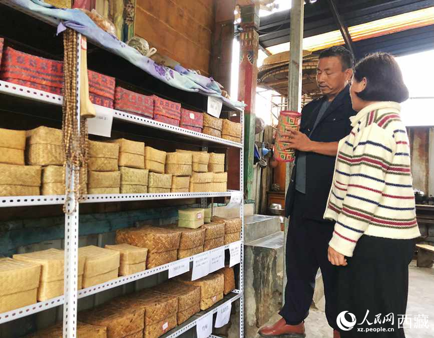 愛明（左一）給游客介紹藤竹產(chǎn)品。