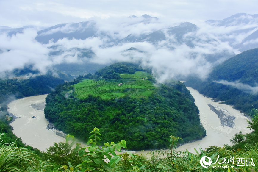 云海里的果果塘大拐彎。人民網(wǎng) 李海霞攝