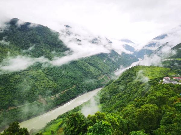 幾代建設(shè)者，歷經(jīng)半個(gè)多世紀(jì)完成！這是一條怎樣的公路？