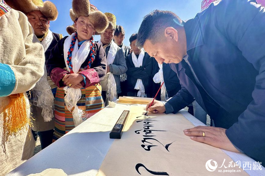 書法家為祈福一年的豐收提筆祝詞。