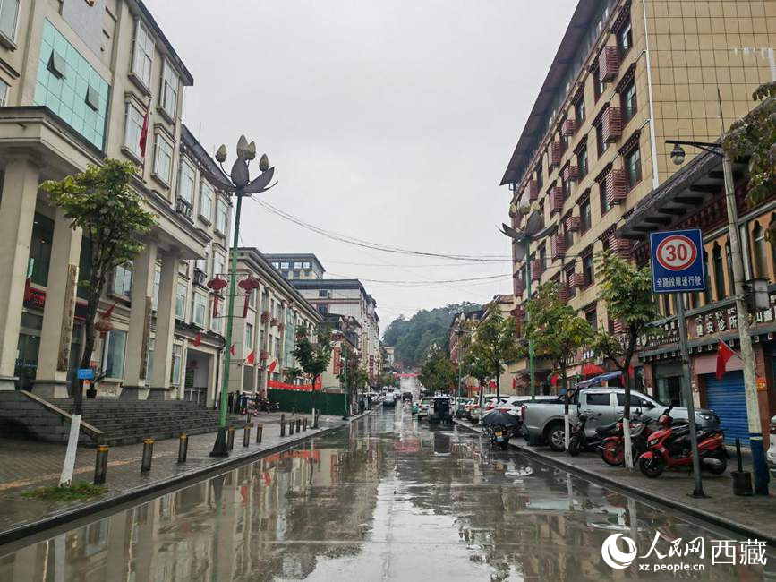 如今的墨脫縣城一應(yīng)俱全。人民網(wǎng) 李海霞攝