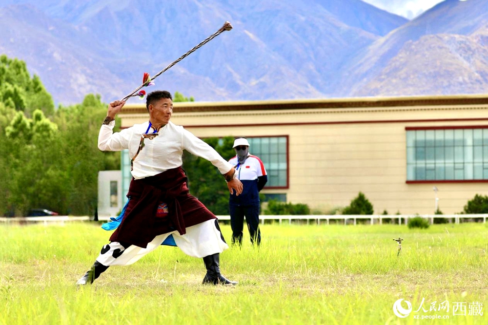 參賽選手在拉薩首屆農(nóng)牧民運(yùn)動(dòng)會(huì)上進(jìn)行“古朵”比賽（“古朵”指的是用牦牛毛或者山羊毛編織成的拋石繩，可以將石頭投擲到較遠(yuǎn)的地方，是牧民們用來(lái)放牧的工具）。