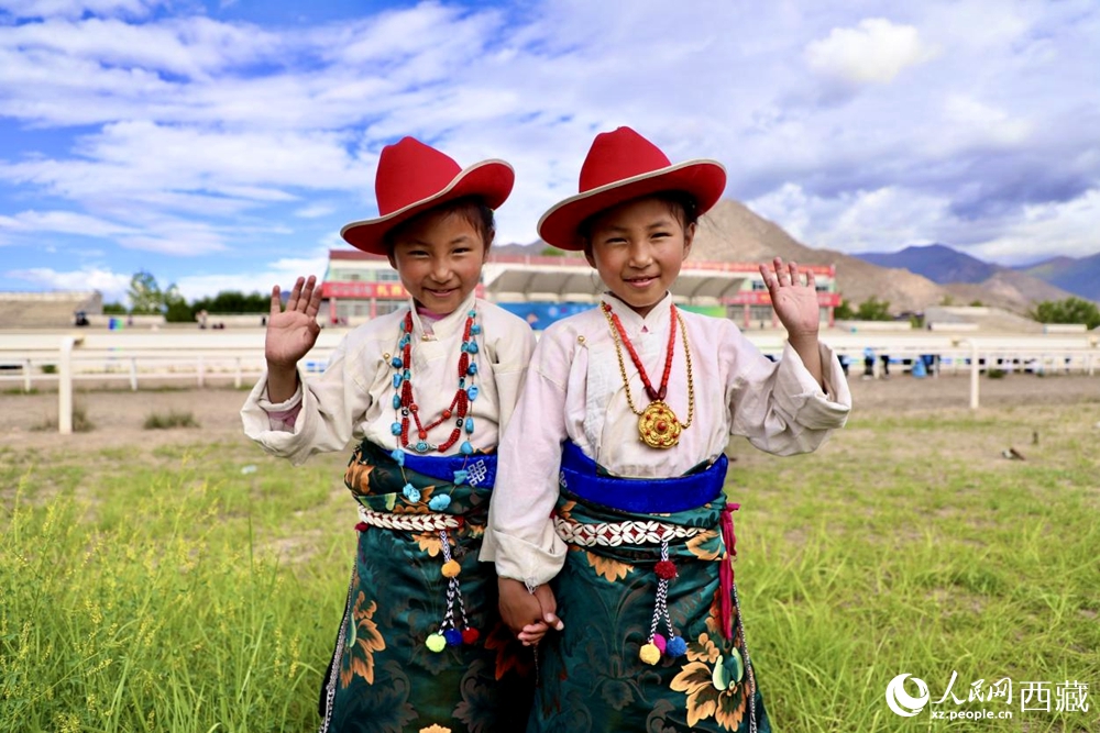 比賽現(xiàn)場(chǎng)外身著民族服飾的藏族小女孩兒。