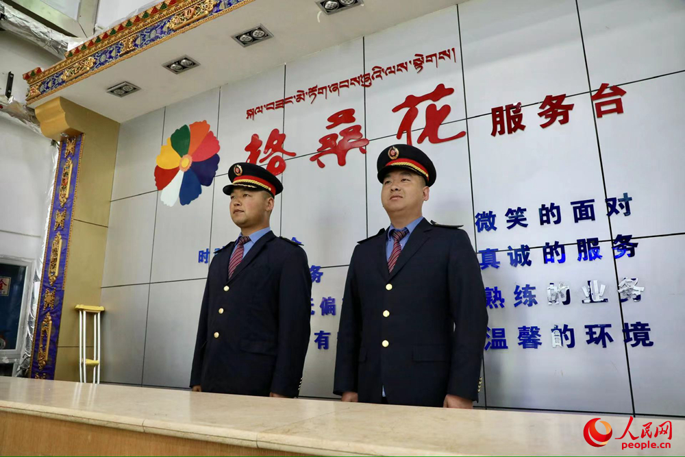 那曲火車站格?；ǚ?wù)臺(tái)。人民網(wǎng)記者 次仁羅布攝