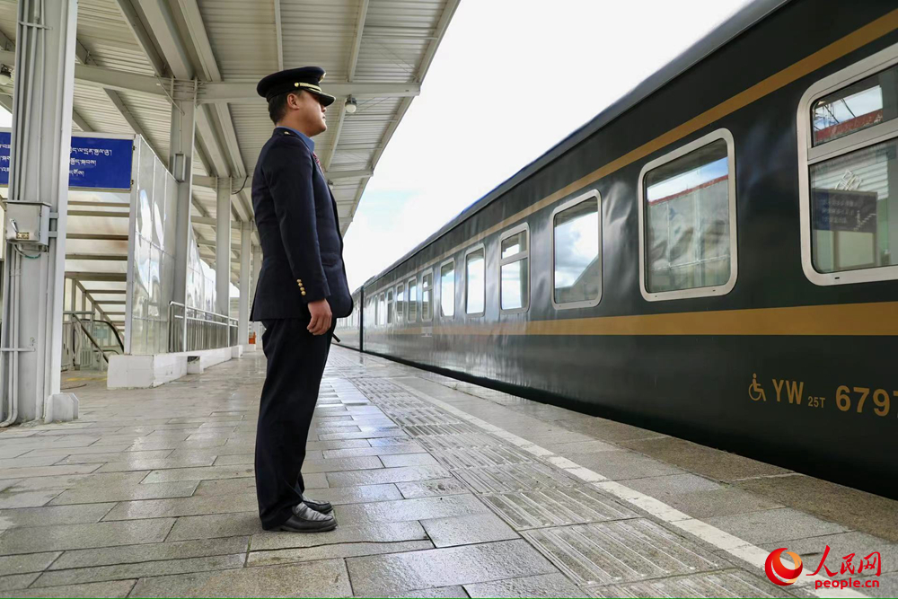 即將開往上海的列車。人民網(wǎng)記者 次仁羅布攝