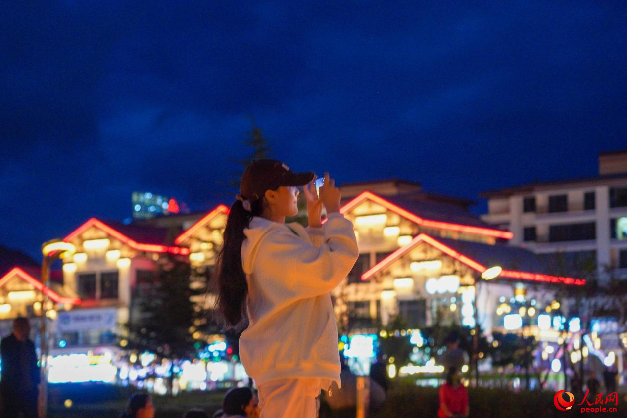 居民在西藏林芝市民族團結廣場上拍照。人民網(wǎng)記者 趙晨攝