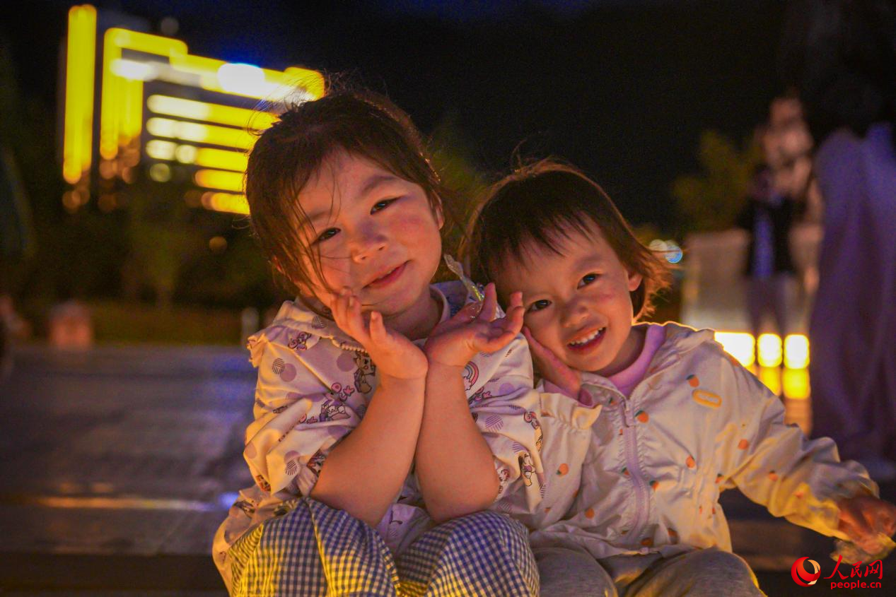西藏林芝市民族團結廣場上的兒童。人民網(wǎng)記者 趙晨攝