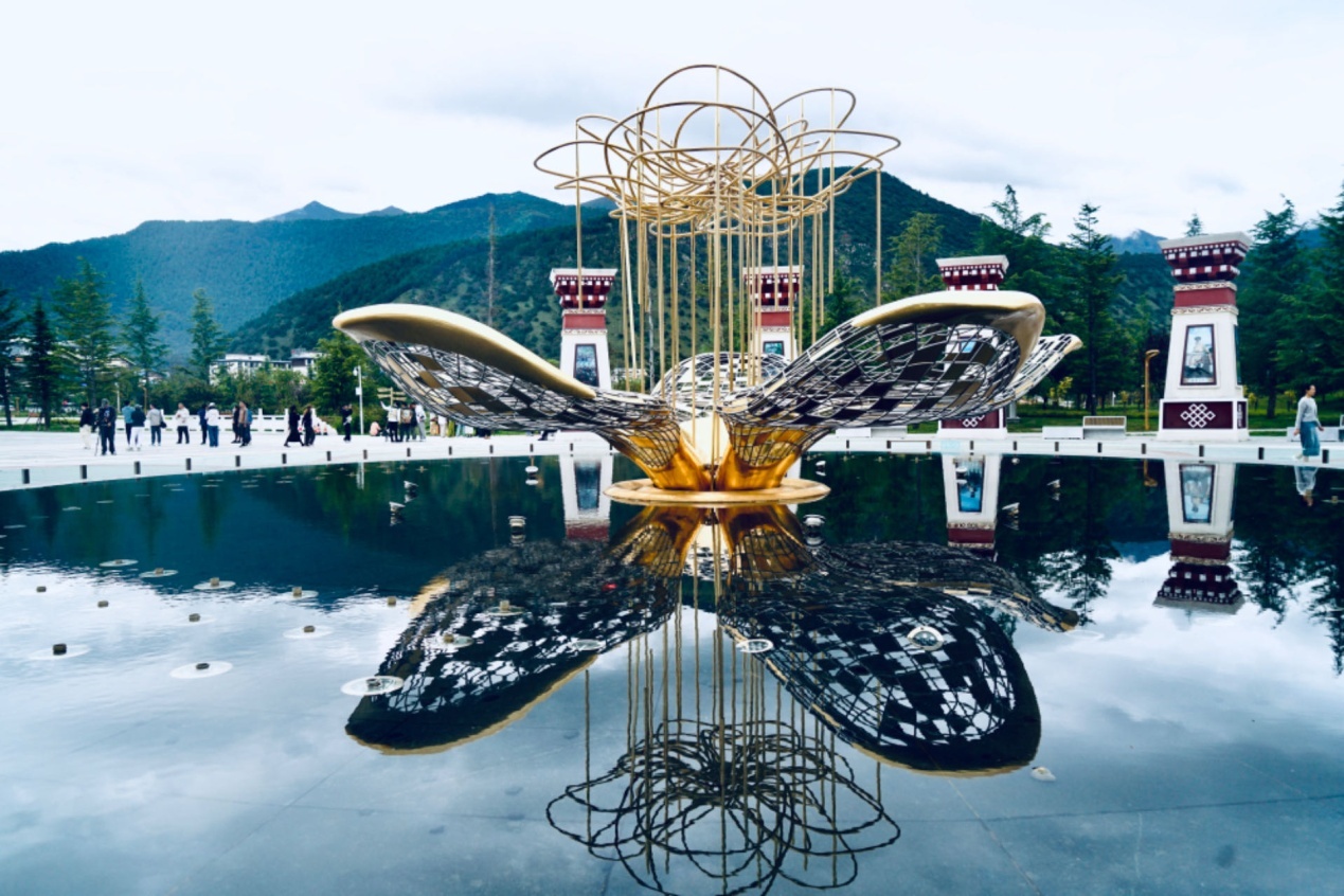 工布公園里的桃花主題雕塑——萬(wàn)樹(shù)桃花。人民網(wǎng)記者 益西康珠攝
