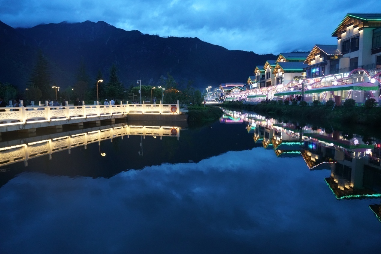 工布公園的夜景。人民網(wǎng)記者 益西康珠攝