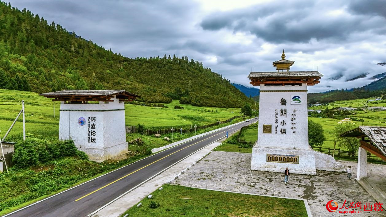圖為魯朗小鎮(zhèn)一角。人民網(wǎng)記者 次仁羅布攝