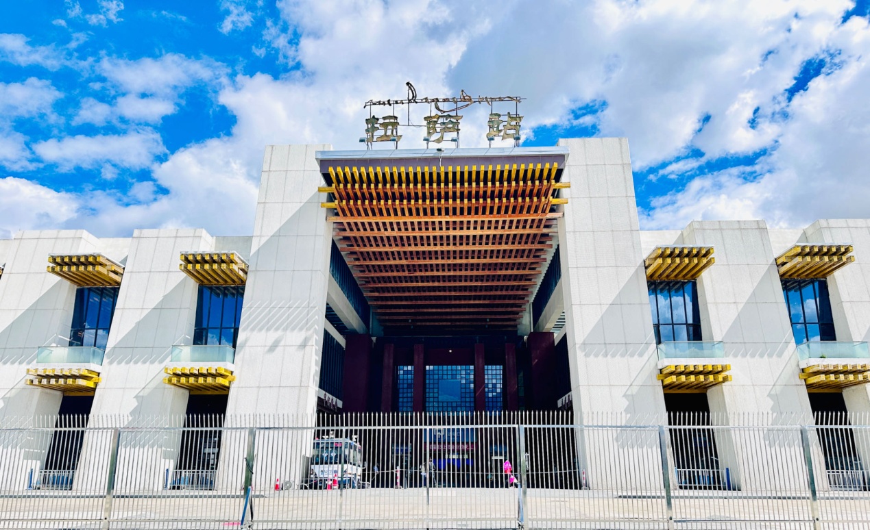 拉薩火車站。人民網(wǎng)記者 益西康珠攝