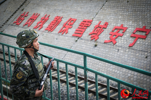 武警西藏總隊拉薩支隊執(zhí)勤八大隊官兵在鐵路旁執(zhí)勤。支翔宇 攝