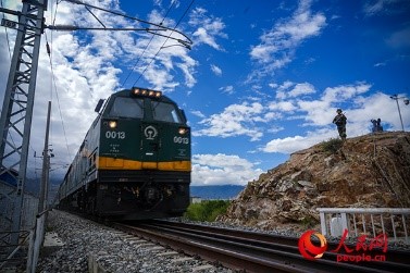 武警西藏總隊拉薩支隊執(zhí)勤八大隊官兵向駛過的火車行舉槍禮。張磊 攝