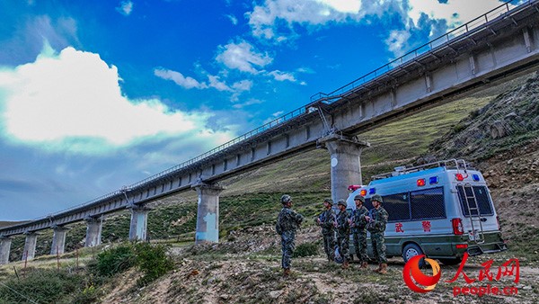 武警西藏總隊拉薩支隊執(zhí)勤八大隊官兵進行護路演練以應對突發(fā)情況。張磊 攝