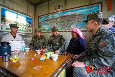 武警西藏總隊拉薩支隊執(zhí)勤八大隊官兵慰問藏族老人。何騰海 攝