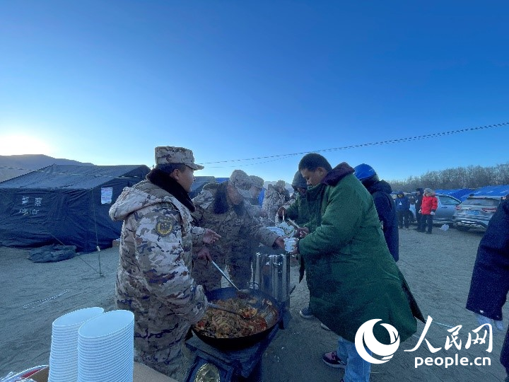 子弟兵為受災(zāi)群眾分發(fā)早餐。人民網(wǎng)記者 郝潔攝