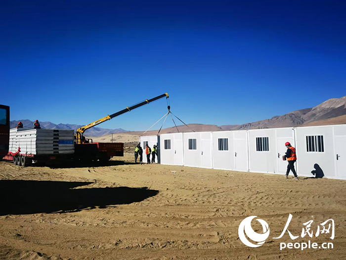 1月9日，在日喀則市定日縣長所鄉(xiāng)森嘎村安置點，工作人員抓緊搭建移動板房，確保受災群眾溫暖過冬。人民網(wǎng)記者 吳雨仁攝
