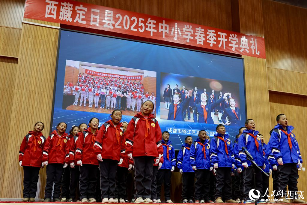定日縣中小學生代表與北京市八一學校、成都市錦江區(qū)嘉祥外國語學校的師生一同唱響《把未來點亮》，迎來開學第一課。人民日報記者 鮮敢攝