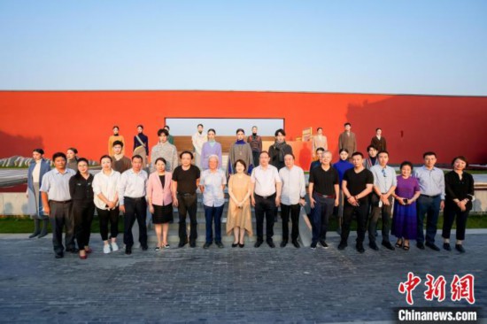 近40套藏式針織系列時(shí)裝亮相2022北京時(shí)裝周。　北京時(shí)裝周供圖