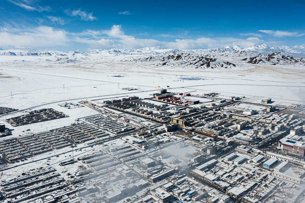 西藏阿里地區(qū)改則縣迎來初雪，銀裝素裹，美如畫卷。