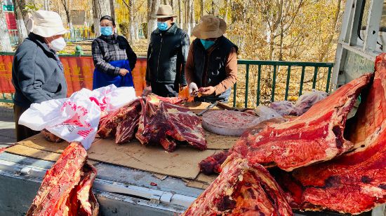 圖為市民正在買(mǎi)牛肉，本報(bào)記者 格桑倫珠攝(3737723)-20221201105107(1).jpg