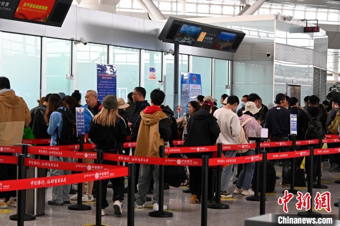 圖為“五一”期間，拉薩貢嘎機場旅客密集出行?！≡黝D珠 攝