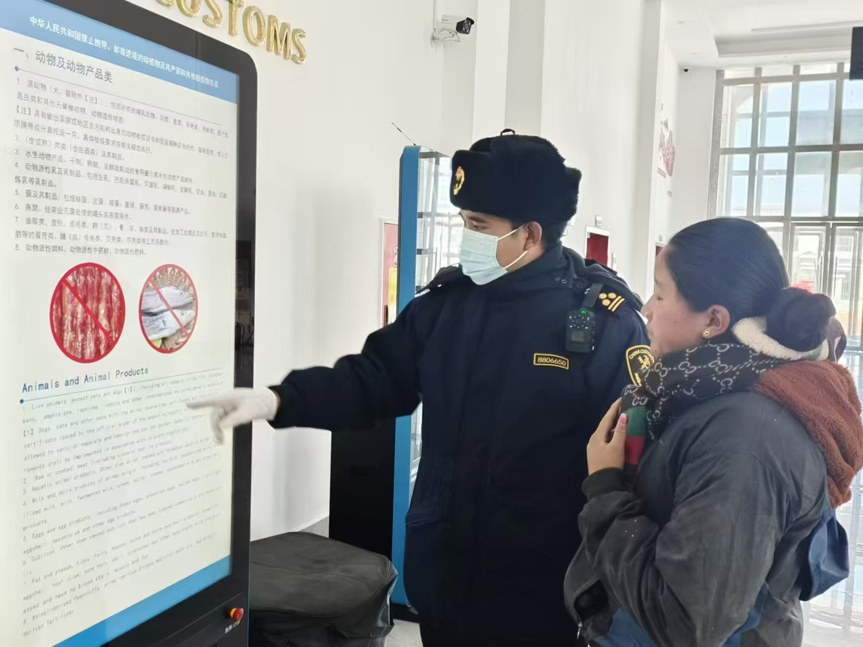 海關(guān)關(guān)員對(duì)入境邊民進(jìn)行禁止攜帶、郵寄進(jìn)境動(dòng)植物及其產(chǎn)品解讀。次旺久美攝
