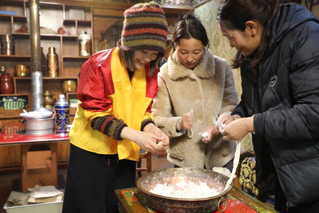 游客體驗制作“古突”。巴桑卓嘎攝
