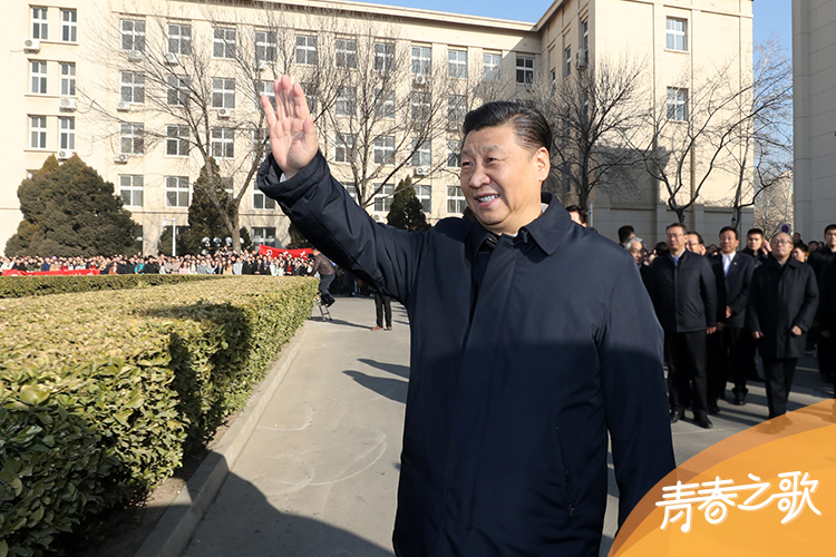 2019年1月17日，習近平在天津南開大學(xué)向?qū)W生揮手致意。