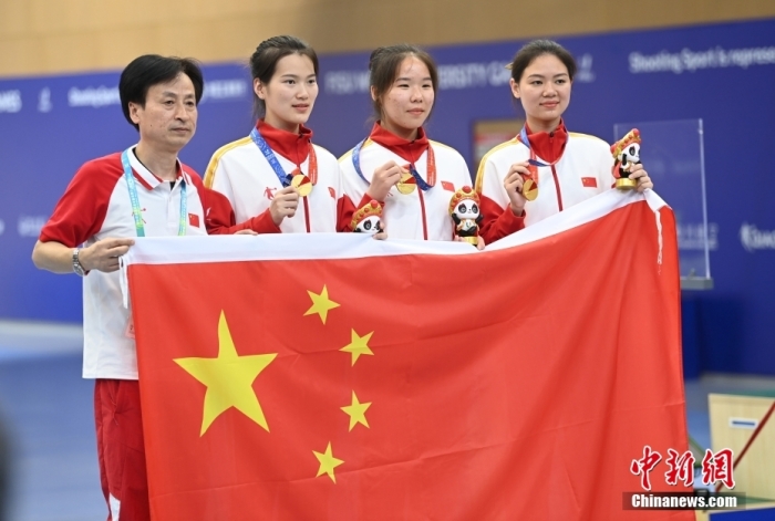 8月1日，第31屆世界大學(xué)生夏季運(yùn)動(dòng)會(huì)女子25米手槍團(tuán)體決賽在四川成都舉行，中國隊(duì)獲得冠軍。圖為中國隊(duì)選手熊亞瑄(左二)、林雅茜(右二)、王珂怡(右一)等站在領(lǐng)獎(jiǎng)臺(tái)上合影。<a target='_blank' href='/'><p  align=